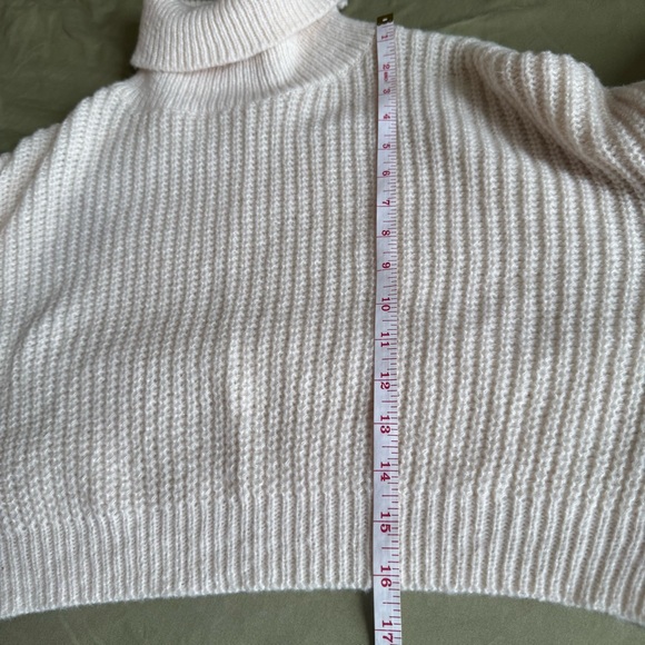 Cropped Cream Turtleneck Knit Sweater size M - Picture 5 of 5